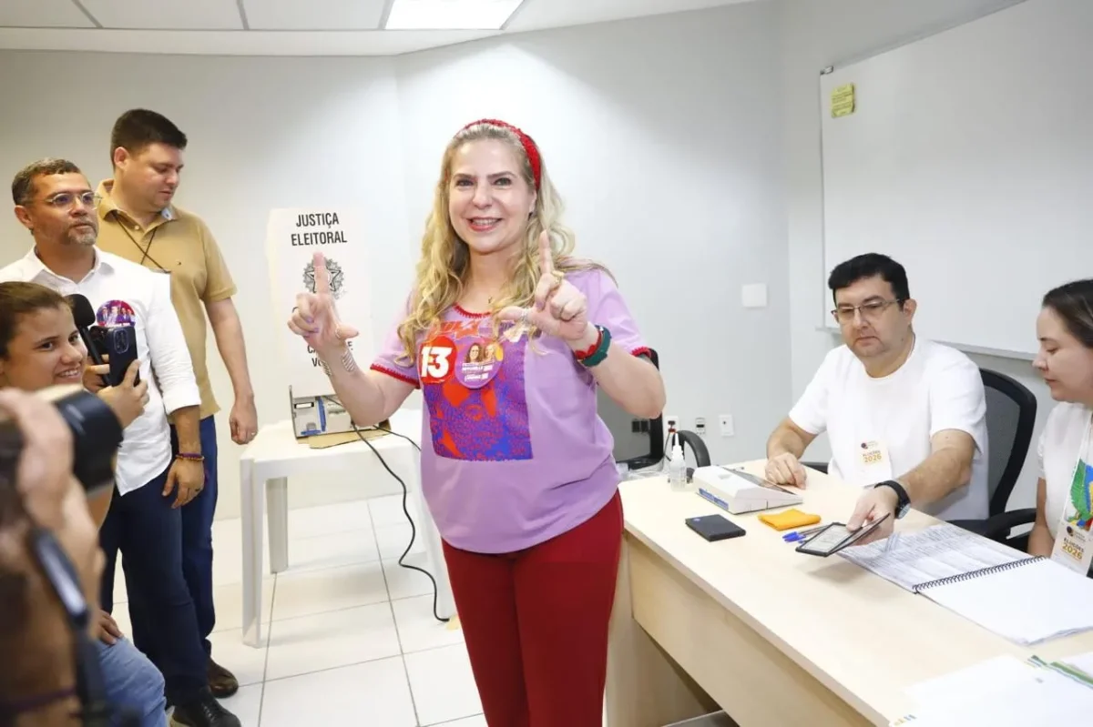 Luizianne Lins vota ao lado de Elmano, Camilo e Evandro