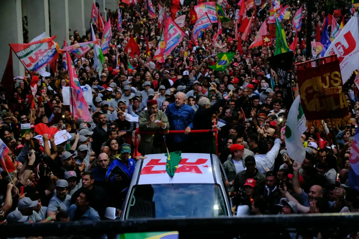 Lula anuncia abertura de sigilos em caminhada de Porto Alegre