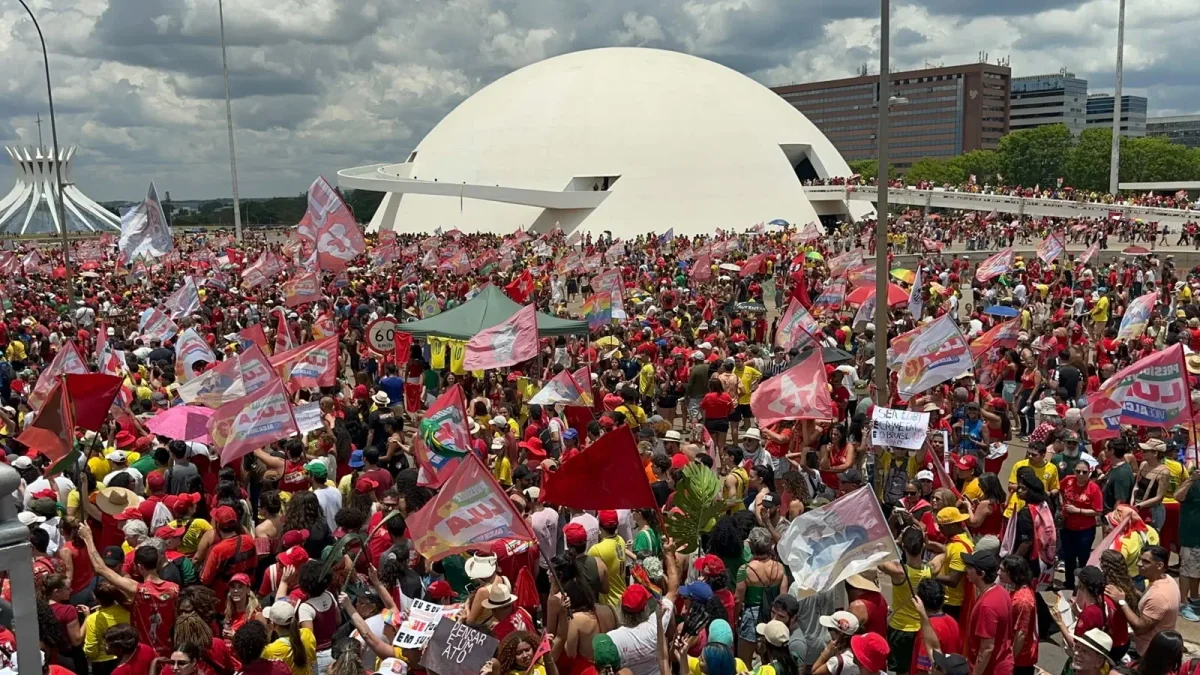 Lula: ato na Esplanada reúne 100 mil apoiadores e amplia pressão eleitoral