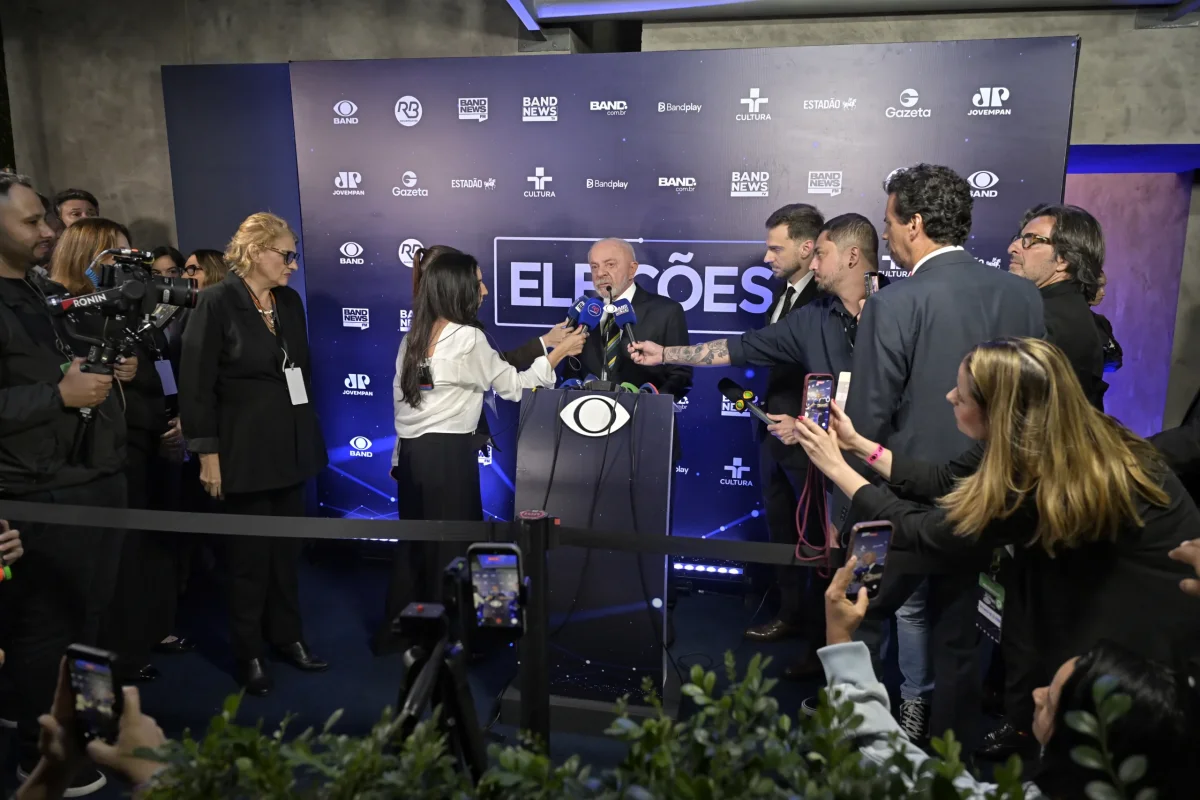 Lula e Flávio Bolsonaro: vinheta de João Carlos Martins marca debate