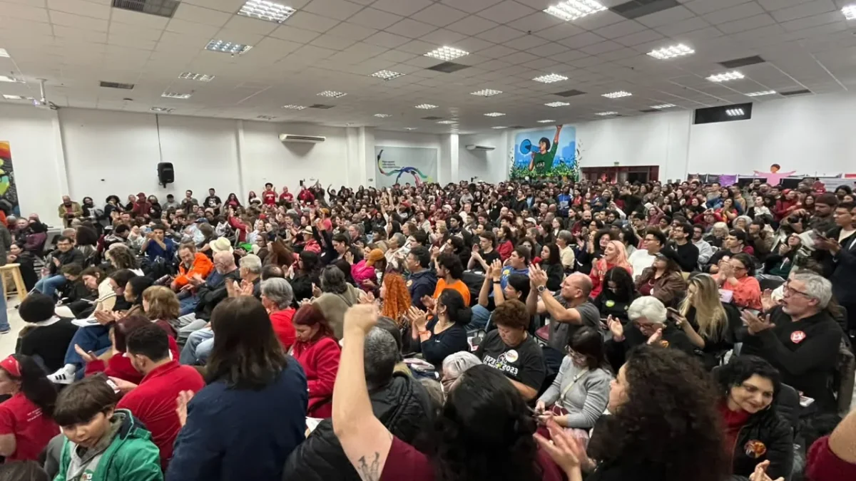 Lula mobiliza mil apoiadores em Curitiba para o segundo turno