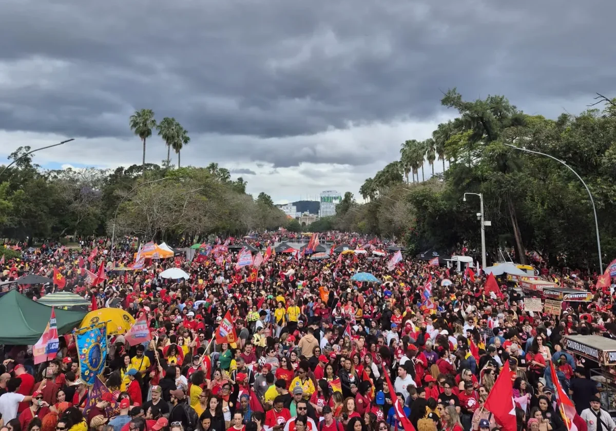 Lula: multidão toma Redenção em ato musical pela democracia