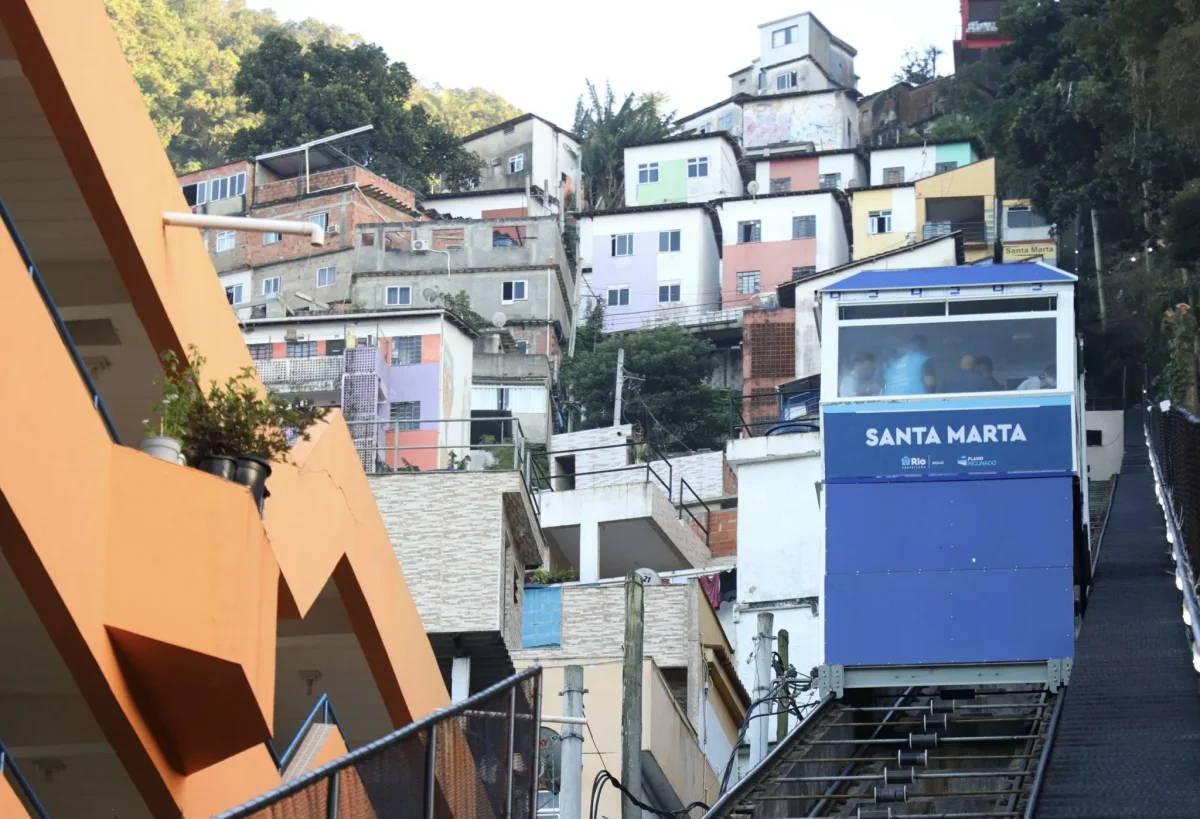 Morro Santa Marta: ato percorre comunidade para convencer indecisos