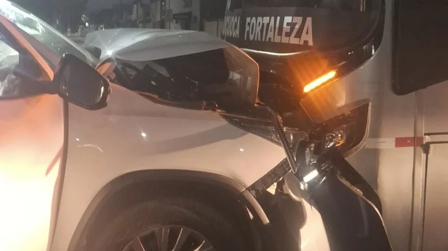 Motorista em Hilux colide frontalmente com micro-ônibus na Bezerra de Menezes