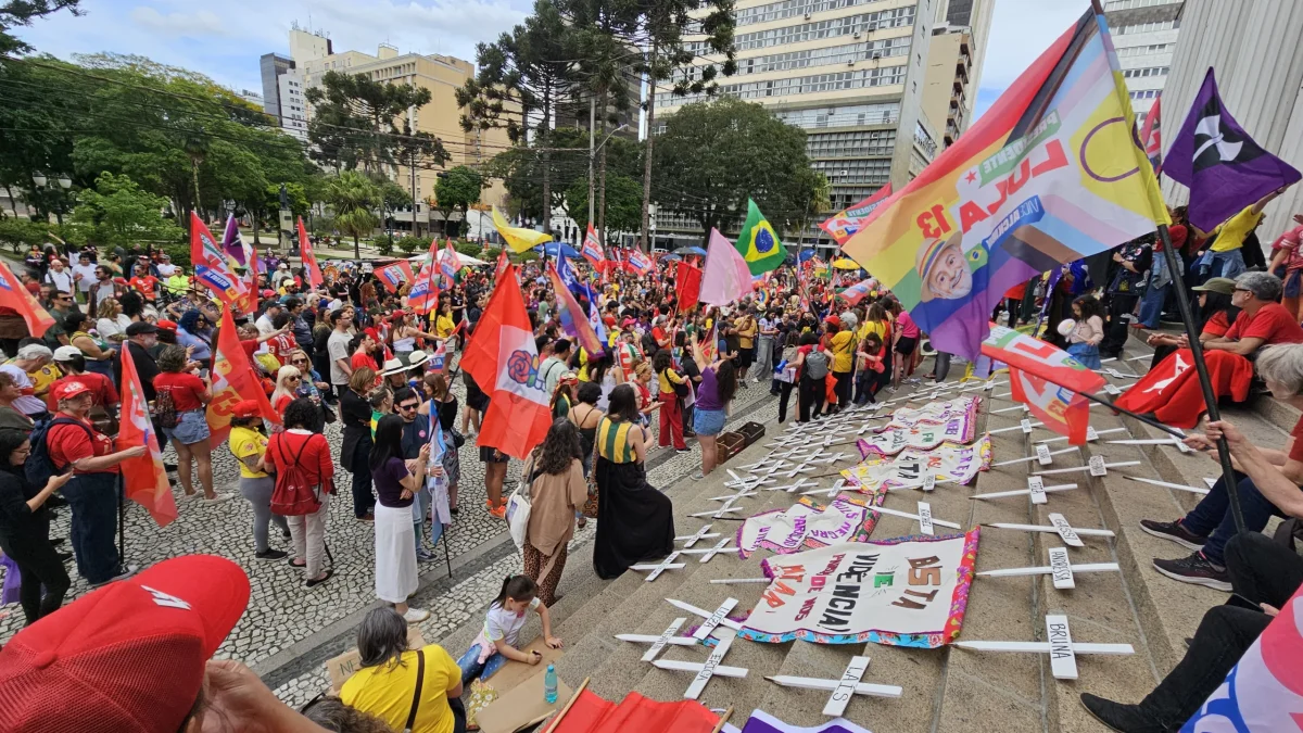 Mulheres de Curitiba marcham pela reeleição de Lula no luto