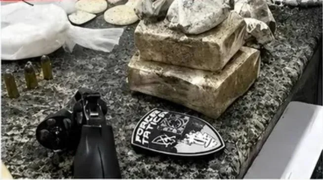 Polícia Militar encontra arma e entorpecentes após cheiro forte