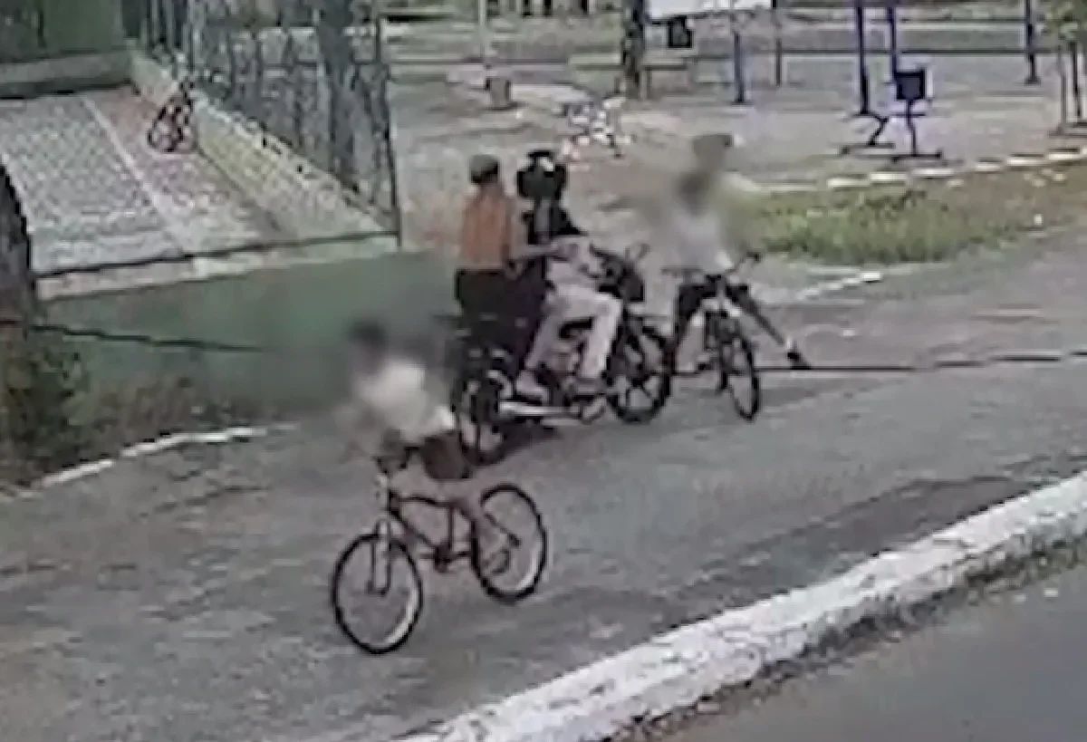 Praça Luiza Távora: criança atingida por moto; câmera registra o momento