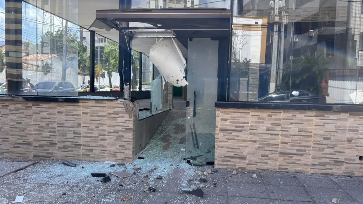 Restaurante japonês tem fachada danificada por explosão em Fortaleza