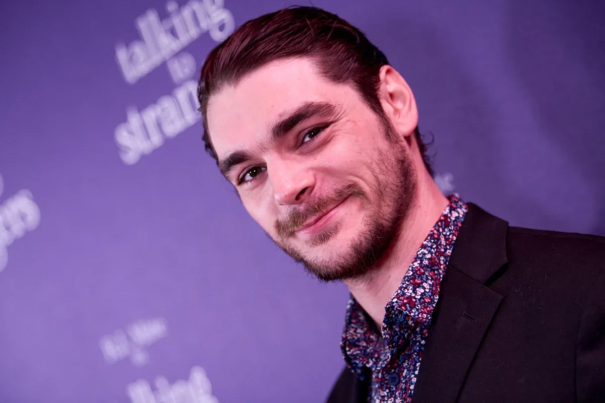 RJ Mitte: mãe relata pressão entre noiva e família