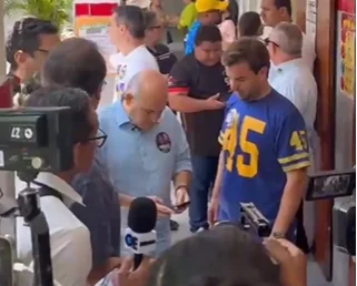 Roberto Cláudio vota em Aldeota com apoio de Capitão Wagner