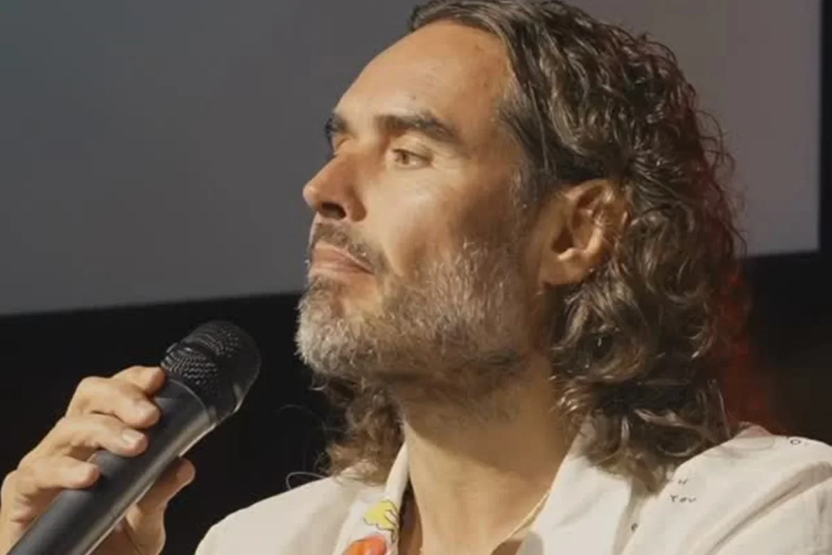 Russell Brand é julgado por três crimes de estupro e agressão sexual