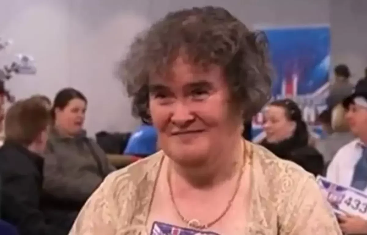 Susan Boyle surge loira em Nova York e anuncia "nova era"