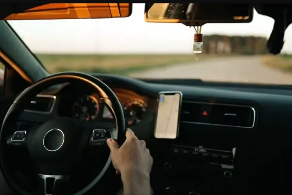 Uber condenada a pagar R$7 mil por celular esquecido