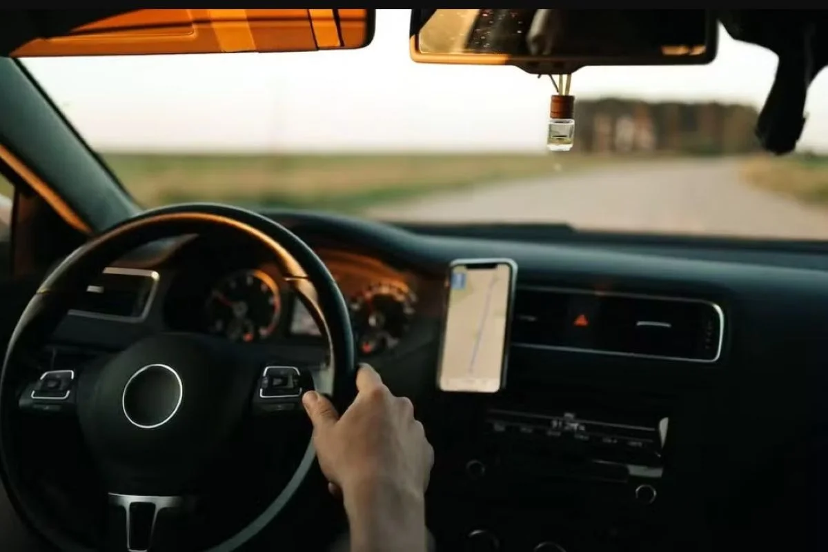 Uber condenada a pagar R$7 mil por celular esquecido