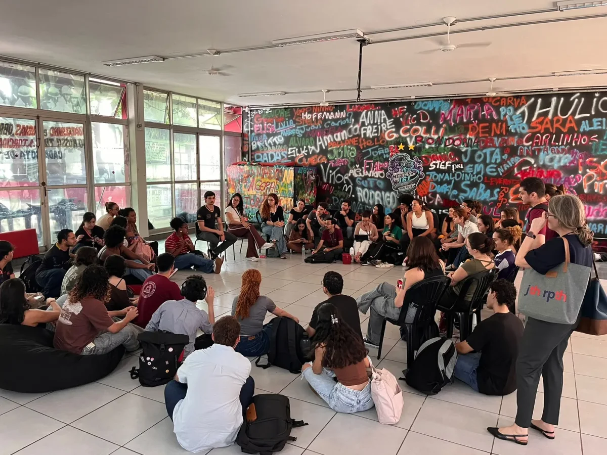 UFMG mobiliza caronas e mapeia votos para reduzir abstenção