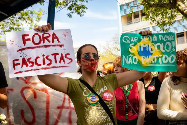 UFSM reage a seis pichações nazistas com ato estudantil