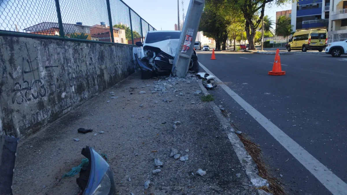 Via Expressa: carro sobe calçada e atinge poste; motorista ferido