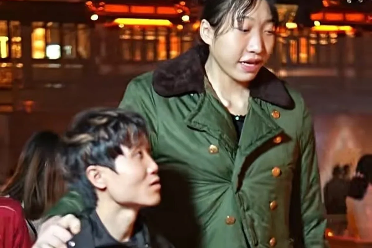 Xiao Yue, influenciadora de 2,18 m, morre aos 26 anos